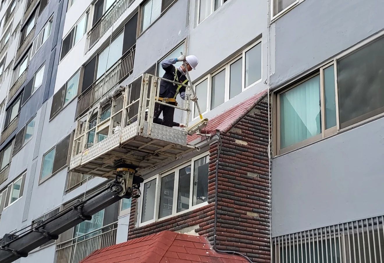 고소작업대를 이용한 외벽 도장